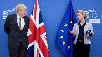 Le Premier ministre britannique, Boris Johnson, et la présidente de la Commission européenne, Ursula von der Leyen, lors d'une rencontre à Bruxelles, le 9 décembre 2020. (COMMISSION EUROPEENNE / AFP)