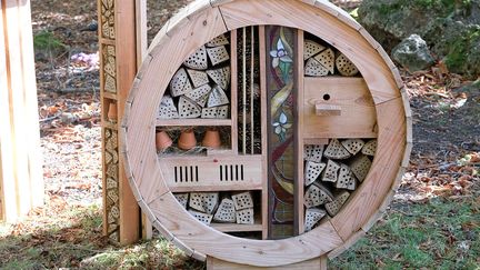 Les bûches trouées font d'excellents nichoirs au printemps pour les abeilles solitaires et de bonnes chambres d'hôtel pour l'hiver... (ISABELLE MORAND / DIDIER HIRSCH / RADIO FRANCE / FRANCE INFO)