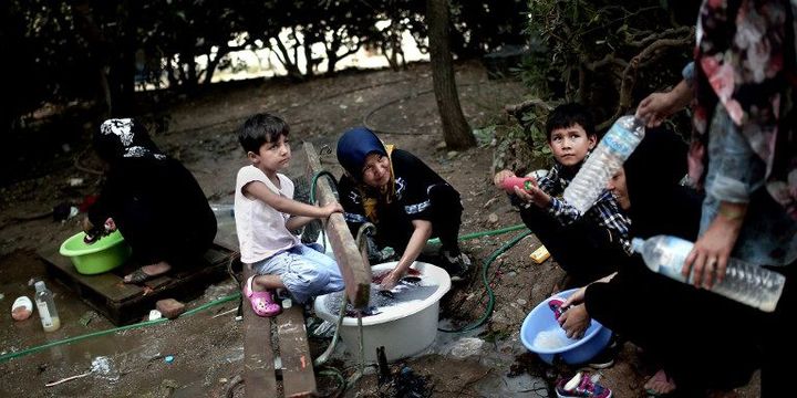 7 août 2015. Migrants dans un parc à Athènes. (ANGELOS TZORTZINIS / AFP)