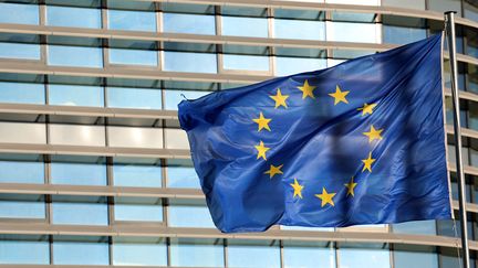 Le drapeau de l'UE devant le bâtiment du Parlement européen, à Strasbourg (Bas-Rhin), le 23 avril 2024. (FREDERICK FLORIN / AFP)