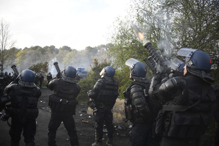 Les gendarmes lancent des grenades lacrymogènes sur les manifestants de la ZAD de Notre-Dame-des-Landes, le 15 avril 2018 en Loire-Atlantique. (DAMIEN MEYER / AFP)