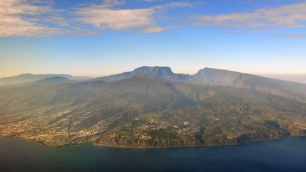 Ile de La Réunion. La partie nord de l'île avec Saint-Denis de la Réunion et le Piton des Neiges. (Illustration) (MTCURADO / E+ / GETTY IMAGES)