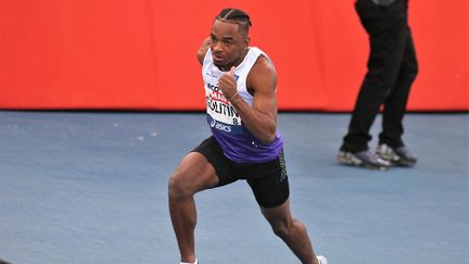 Le sprinteur Amaury Golitin lors des séries du 200 mètres masculin des Championnats de France en salle, le 21 février 2021 à Miramas (Bouches-du-Rhône). (LAURENT LAIRYS / AFP)