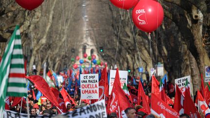 Des milliers de personnes manifestent à Rome (Italie), le 9 février 2019. (ANDREAS SOLARO / AFP)