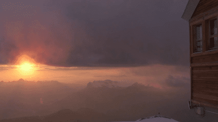 Montagne : une nuit à 3 200 mètres d'altitude sur le Mont-Blanc (FRANCE 2)