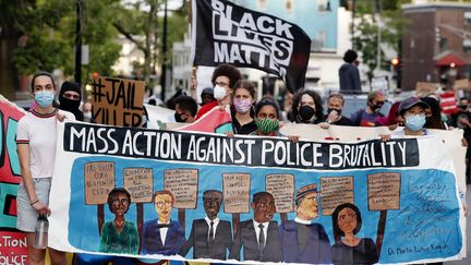 Lors d'une marche contre l'injustice raciale à Boston (Massachussetts), les manifestants ont réclamé des "actions de masse contre les violences policières". (MICHAEL DWYER / AP / SIPA)