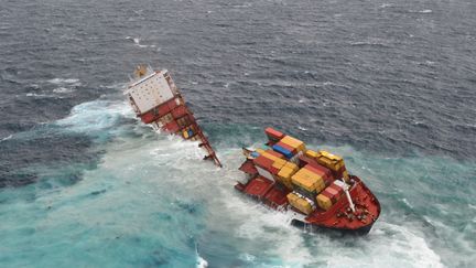 Le "Rena", &eacute;chou&eacute; depuis trois mois au large des c&ocirc;tes n&eacute;o-z&eacute;landaises,&nbsp;s'est bris&eacute; en deux sous dans la nuit du samedi 7 &agrave; dimanche 8 janvier. (LOC / MARITIME NEW ZEALAND / AFP)