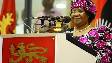        1  -  Joyce Banda a été investie première présidente du Malawi quelques heures après l'annonce officielle de la mort du président Bingu wa Mutharika. 

         2  -   Scandale de corruption au Malawi : Joyce Banda limoge son gouvernement, le 10 octobre 2013 pour rétablir la confiance des bailleurs de fonds.

             3  -   Joyce Banda : la femme la plus influente d'Afrique, selon Forbes. (AFP PHOTO / STEPHANE DE SAKUTIN)