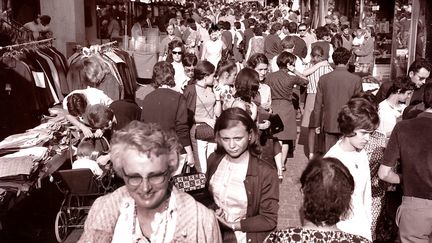 Braderie rue de Bourgogne, à Orléans, en juillet 1968. (REPRODUCTION ARCHIVES ERIC MALOT/ LA RÉPUBLIQUE DU CENTRE/PHOTOPQR/MAXPPP)