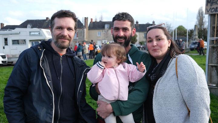 Guillaume, Jacky et Justine ont participé à la manifestation contre la réforme des retraites organisée à Guichen (Ille-et-Vilaine), le 6 avril 2023. (ROBIN PRUDENT / FRANCEINFO)