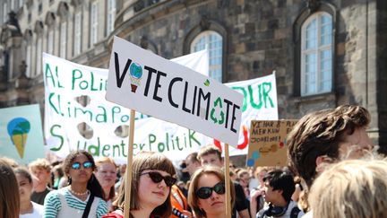 Des manifestants brandissent une pancarte "Vote for climate" à Copenhague (Danemark), le 24 mai 2019, avant les élections européennes. (MAXPPP)