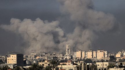 Une frappe sur Khan Younès vue depuis la ville de Rafah, dans la bande de Gaza, le 21 janvier 2024. (AFP)