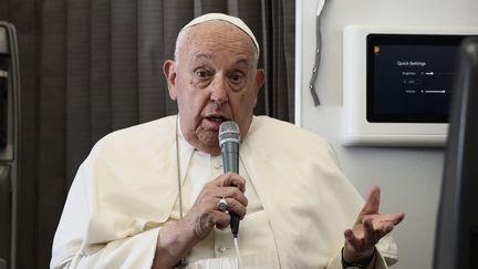 Le pape François, le 13 septembre 2024, dans l'avion qui le ramène d'une tournée en Asie du Sud-Est et Océanie. (GUGLIELMO MANGIAPANE / AFP)