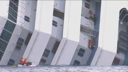 Des sauveteurs explorent l'&eacute;pave du "Costa Concordia", le 15 janvier 2012.&nbsp;Le bateau de croisi&egrave;re a fait naufrage au large de l'&icirc;le italienne de Giglio. (FTVi / APTN)