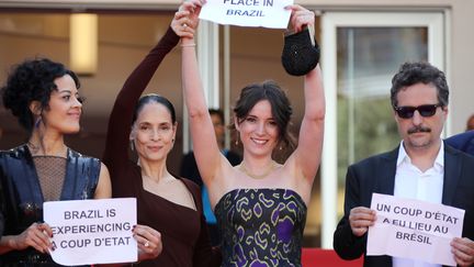 Les actrices Maeve Jinkings, Sonia Braga, la productrice Emilie Lesclaux et le réalisateur Kleber Mendonca Filho ont protesté du haut des marches contre les évènements qui se déroulent au Brésil et qui ont mené à la destitution de la présidente Dilma Rousseff.
 (VALERY HACHE / AFP)