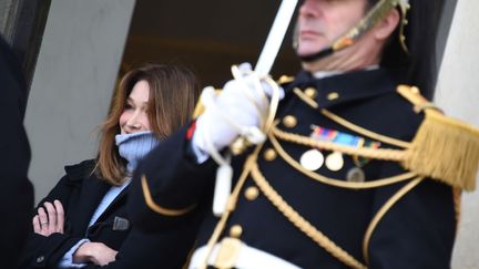 Carla Bruni-Sarkozy arrive au palais de l'Elys&eacute;e avec son mari, l'ancien pr&eacute;sident de la R&eacute;publique Nicolas Sarkozy avant de rejoindre les autres personnalit&eacute;s politiques qui d&eacute;fileront dans les rues de Paris. (DOMINIQUE FAGET / AFP)