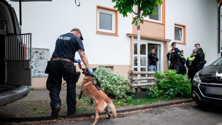 Des policiers fouillent la maison du suspect, le 12 mai 2022 à Essen (Allemagne). (FABIAN STRAUCH / DPA / AFP)