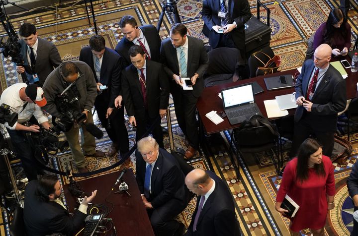 Donald Trump pendant un entretien avec des radios à Washington, aux Etats-Unis, le 17 octobre 2017. (MANDEL NGAN / AFP)