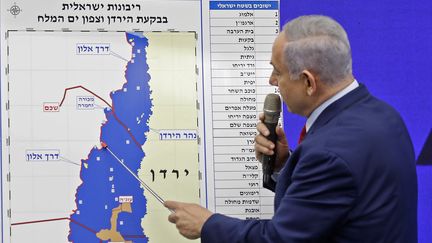 Le Premier ministre israélien Benyamin Nétanyahou, le 10 septembre 2019 à Tel-Aviv, montre une carte de la vallée du Jourdain, qu'il s'engage à annexer s'il est réélu lors des élections législatives du 17 septembre 2019.&nbsp; (MENAHEM KAHANA / AFP)