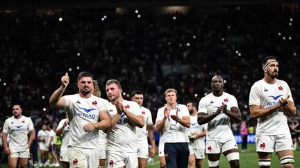 Les joueurs du XV de France saluent le public à Saint-Etienne, après la victoire contre l'Ecosse, samedi  12 août . (JEFF PACHOUD / AFP)