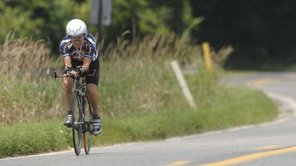 Le cycliste Carl Grove à l'entraînement sur une route de Bristol (Rhode Island), aux Etats-Unis, le 9 août 2011. (J. TYLER KLASSEN / AP / SIPA)