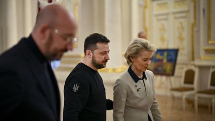 Le président ukrainien Volodymyr Zelensky reçoit le président du Conseil européen Charles Michel et la présidente de la Commission européenne Ursula von der Leyen, à Kiev le 3 février 2023. (HANDOUT / UKRAINIAN PRESIDENTIAL PRESS-SER / AFP)