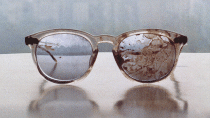 La veuve de John Lennon, Yoko Ono, a post&eacute; cette photographie des lunettes ensanglant&eacute;es du chanteur, pour r&eacute;clamer un durcissement de la r&eacute;glementation sur les armes aux Etats-Unis.&nbsp; (YOKO ONO / TWITTER / DR)