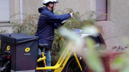 La Poste lance une grande campagne de recrutement avec 1 000 postes en CDI, mais l'entreprise peine à recruter. Alors, le métier de postier et son côté lien social font-ils encore rêver ? (FRANCE 2)