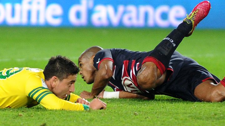 Le milieu du FC Nantes Alejandro Bedoya &agrave; la lutte avec un d&eacute;fenseur de Bordeaux, le 29 mars 2014.&nbsp; (JEAN-SEBASTIEN EVRARD / AFP)