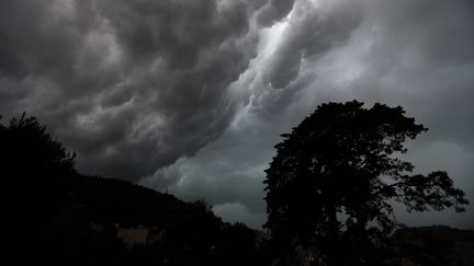 Les rafales de vent devraient atteindre 100 à 120 km/h des côtes normandes aux caps des Hauts-de-France, le 23 septembre 2018.&nbsp; (VALERY HACHE / AFP)