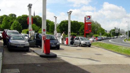 Une fiel d'attente de plusieurs centaines de mètres devant une station service TotalEnergies au Havre.&nbsp; (ERIC DAMAGGIO / FRANCE-INFO)