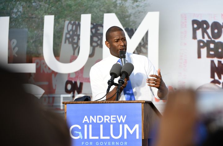 Andrew Gillum s'exprime&nbsp;lors d'un meeting à Kissimmee (Floride, Etats-Unis), le 28&nbsp;octobre&nbsp;2018. (PAUL HENNESSY / NUR PHOTO / AFP)