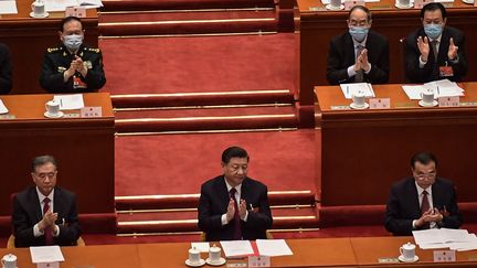 Les membres du Bureau politique du Parti communiste chinois autour du président Xi Jinping, à Pékin (Chine) le 11 mars 2021 (NICOLAS ASFOURI / AFP)