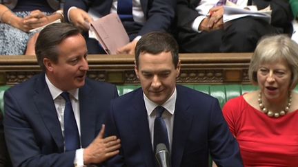 &nbsp; (David Cameron félicite son ministre des Finance George Osborne après la présentation du budget © Reuters)