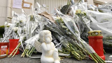 Après le drame, les habitants de Lorient sont venus déposer des fleurs, des objets et des petits mots sur les lieux du drame.&nbsp; (THIERRY CREUX / MAXPPP)