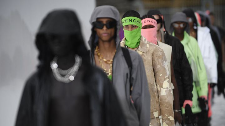 Défilé Givenchy printemps-été 2023 à la Paris Fashion Week, le 22 juin 2022 (JULIEN DE ROSA / AFP)