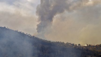 De la fumée s'échappe d'une forêt kabyle, mardi 10 août 2021. (RYAD KRAMDI / AFP)