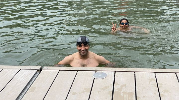 Cette plongée dans le Bassin de la Villette était la première baignade urbaine de Nabil. (BORIS LOUMAGNE / RADIOFRANCE)