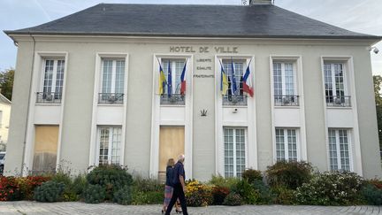 Trois mois après les violences urbaines, des planches de bois protègent la mairie de Brie-Comte-Robert (Seine-et-Marne), le 4 octobre 2023. (RAPHAEL GODET / FRANCEINFO)