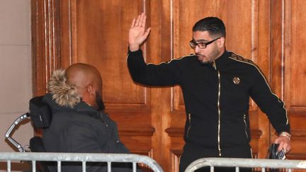 Jawad Bendaoud échange avec Bilal Mokono, victime des attentats du 13-Novembre au Stade de France, lors de l'ouverture de son procès en appel à Paris, le 21 novembre 2018. (JACQUES DEMARTHON / AFP)