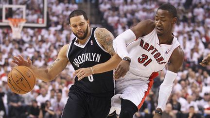 Deron Williams à l'attaque face à Terrence Ross