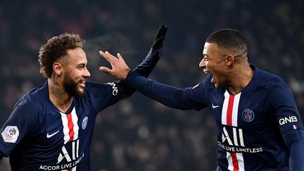 Neymar et Mbappe célébrant un but le 4 décembre 2019 lors du match contre le FC Nantes. (FRANCK FIFE / AFP)