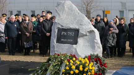 Des personnes rendent hommage le 17 février 2020 à Kiev (Ukraine) aux victimes du&nbsp; crash d'un Boeing 737 abattu "par erreur" par l'Iran le 8 janvier 2020 à Téhéran (Iran). (SPUTNIK / AFP)