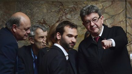 Ugo Bernalicis et Jean-Luc Mélenchon, le 4 juillet 2017 à l'Assemblée nationale, à Paris.&nbsp; (MARTIN BUREAU / AFP)