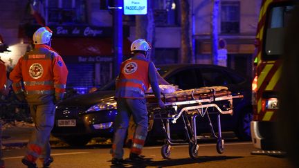 Ambulances et policiers arrivent au Bataclan après les attentats qui ont fait 130 morts, le 13 novembre 2015 à Paris. (CITIZENSIDE/BANGALY TOURE / AFP)