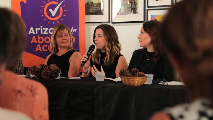 Kristin témoigne des conditions dans lesquelles elle a dû avorter, lors d'un événement organisé par les partisans de la Proposition 139, le 10 octobre 2024 à Phoenix (Arizona). (VALENTIN PASQUESOONE / FRANCEINFO)