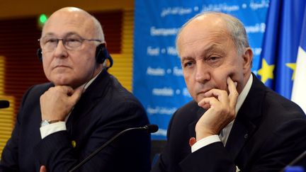 Le ministre des Finances, Michel Sapin, et le ministre des Affaires étrangères, Laurent Fabius, le 9 octobre 2015 à Lima (Pérou). (CRIS BOURONCLE / AFP)