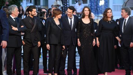 En début de soirée, c'est au tour du casting de "Mascarade" de Nicolas Bedos de fouler le tapis rouge. De gauche à droite : Nicolas Briançon,&nbsp;Pierre Niney, Laura Morante, le réalisateur Nicolas Bedos, Marine Vacth, Emmanuelle Devos&nbsp;et François Cluzet. (PASCAL LE SEGRETAIN / GETTY IMAGES EUROPE)