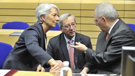 La directrice du FMI Christine Lagarde,&nbsp;le&nbsp;pr&eacute;sident de l'Eurogroupe Jean-Claude Juncker&nbsp;(au c.) et le ministre allemand des Finances, Wolfgang Schauble, &agrave; Bruxelles le 1er mars 2012. (GEORGES GOBET / AFP)