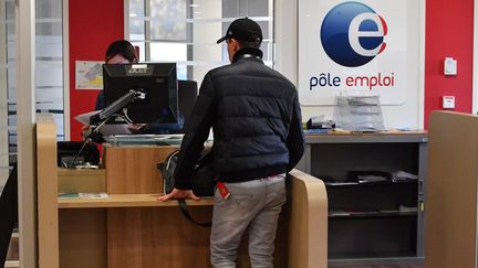 Un homme à Pole Emploi à Montpellier, janvier 2019.&nbsp; (PASCAL GUYOT / AFP)